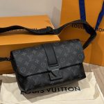 Louis Vuitton Discovery Messenger PM